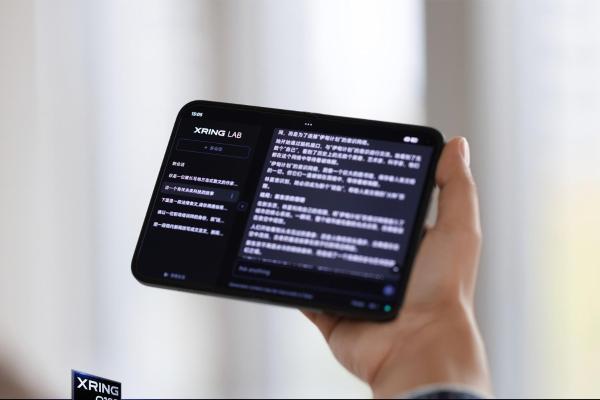 小米玄戒O100原型机及AI Cube亮相 端侧推理每秒295 Tokens