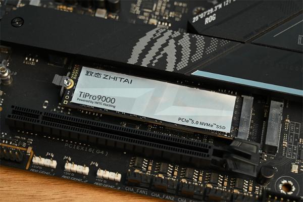 致态Ti600s上市：AI时代，谁还在认真服务零售玩家