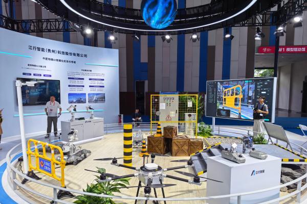 不拼本体拼“大脑”：江行智能在2026数博会展示物理AI落地路径