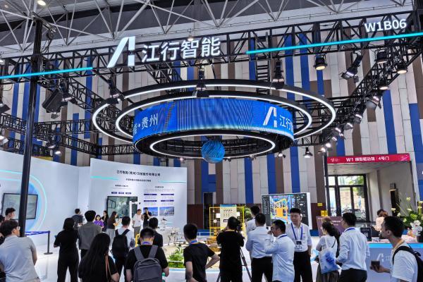 不拼本体拼“大脑”：江行智能在2026数博会展示物理AI落地路径