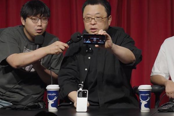 罗永浩狂夸荣耀Robot Phone：非常科幻，看到的人会吃惊