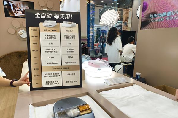“扫地机器人”上床？喵卫X1 Pro亮相亚宠展，再也不用手动扫床上猫毛