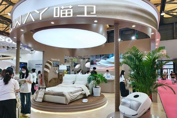 “扫地机器人”上床？喵卫X1 Pro亮相亚宠展，再也不用手动扫床上猫毛