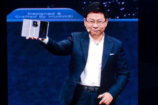 余承东飙英文介绍麒麟9050 Pro，连喊三个Super！