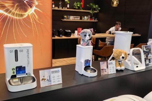从自动喂食到健康监测，小佩在IFA 2026展示宠物智能新方向