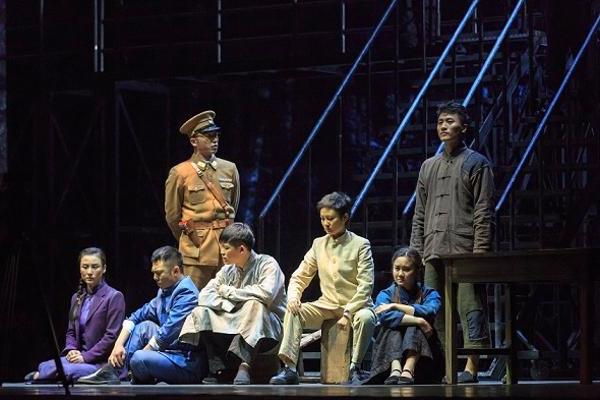 话剧《雨花台》在江苏大剧院上演，千余名干部职工观看演出