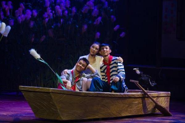 评儿童剧《荡起双桨》：教育主题的戏剧艺术表达