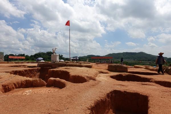 广州榄园岭遗址发现近60座先秦时期越人墓地