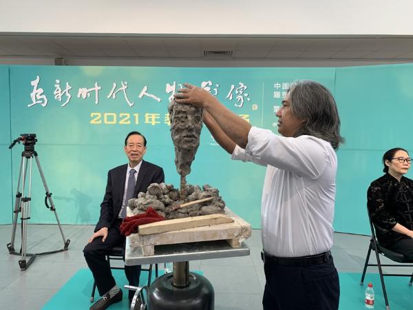 迎接第37个教师节，中国美术馆为优秀教师楷模塑像