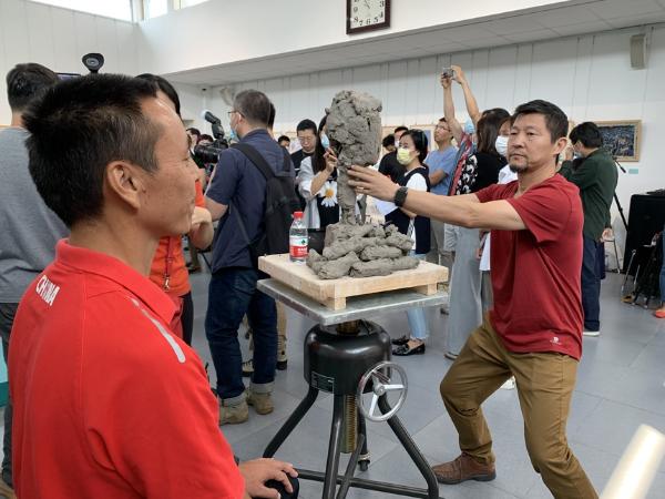 迎接第37个教师节，中国美术馆为优秀教师楷模塑像