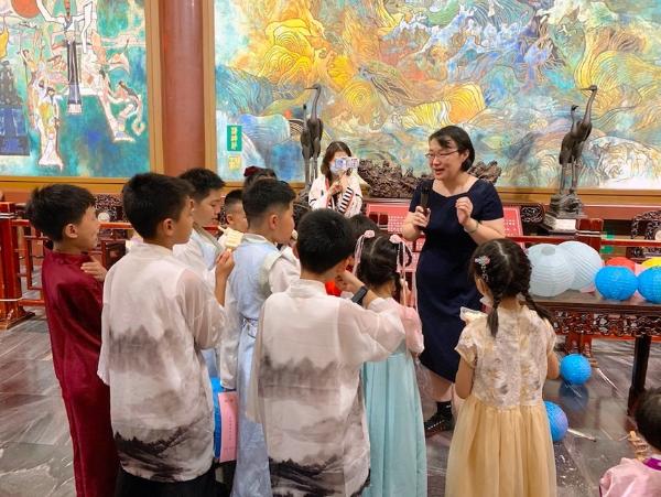 公共 | 赏灯赏诗赏文化，他们中秋被武汉黄鹤楼“迷”住了