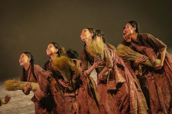 《青稞》中，大家怀抱青稞，表达了对青稞和自然的无限感恩（北京舞蹈学院供图）.jpg