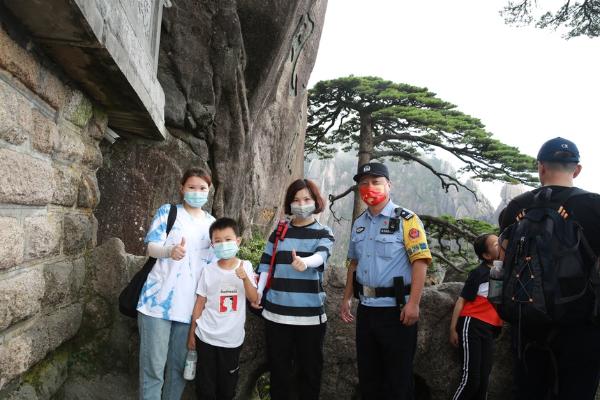 旅游｜情暖黄山旗正红