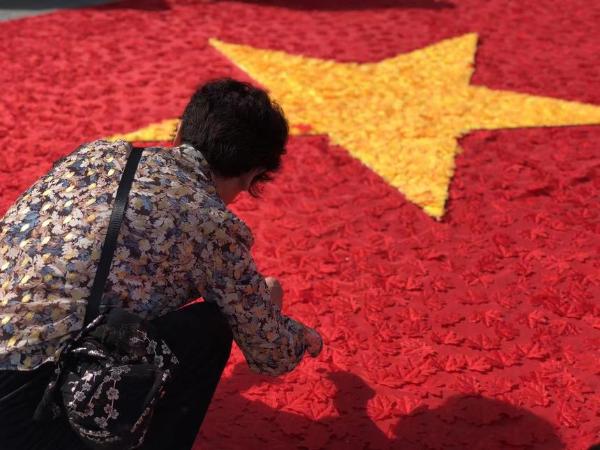 旅游 | 陕西少华山景区第十三届红叶节开幕 制作巨幅国旗表达爱国之情