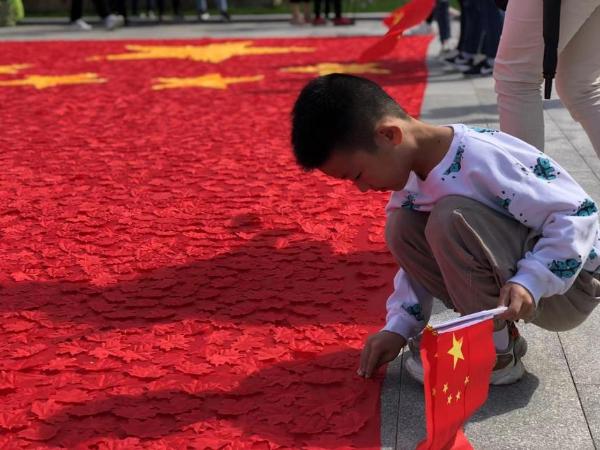 旅游 | 陕西少华山景区第十三届红叶节开幕 制作巨幅国旗表达爱国之情