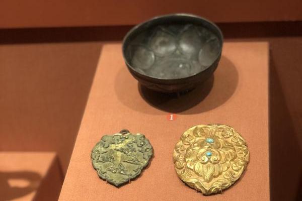 体现了唐代中西文化交流的繁荣——镀金口三鱼莲瓣纹银碗