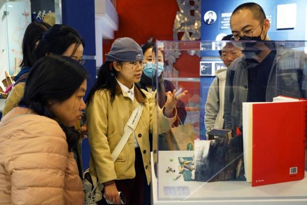 艺术 | 跟随《神奇的壮锦》绘本展来一场说走就走的想象力之旅 找寻心中的“桃花源”