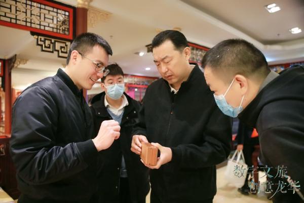 南方观察丨梁国富版画作品《魅力龙华》获一等奖