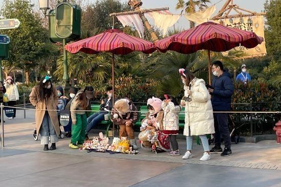 数千名游客凌晨排队抢货 上海迪士尼的玩偶真的这么香？