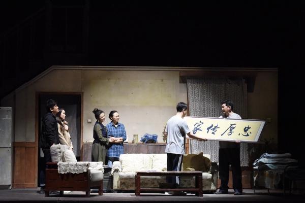 艺术｜青岛市话剧院《家有遗产》“三改三演”：只想做一部“留得住”的作品