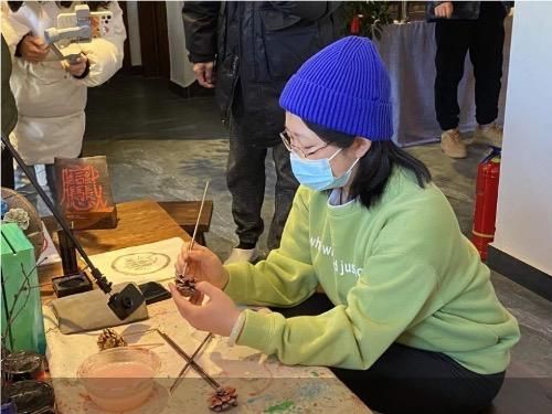 图说：井庄镇三司村开展了松塔手绘手工体验活动图片来源：现场摄影