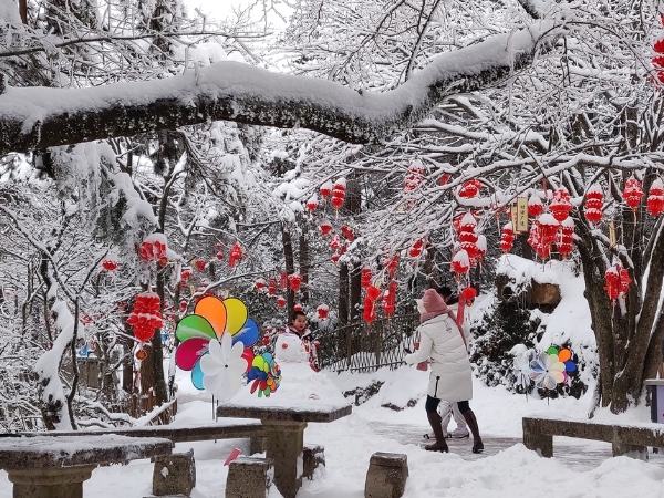 过年好！ | 大年初二：游客在黄山玩雪过年迎冬奥