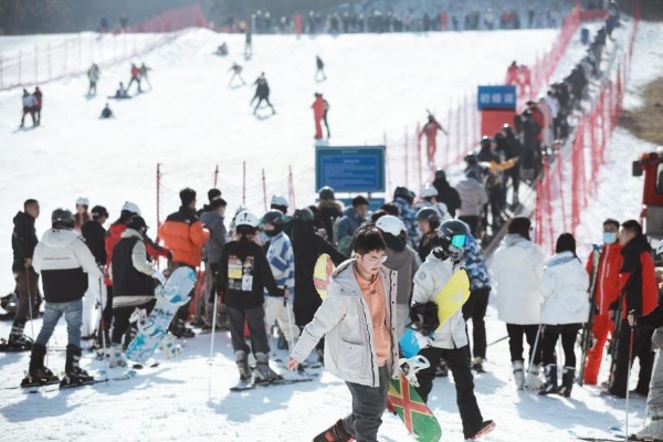 旅游 | 冬奥点燃冰雪热情，融创青岛藏马山滑雪场春节期间游客爆满