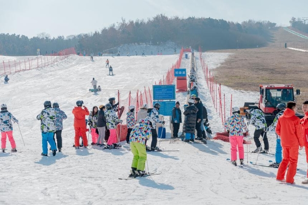 旅游 | 冬奥点燃冰雪热情，融创青岛藏马山滑雪场春节期间游客爆满