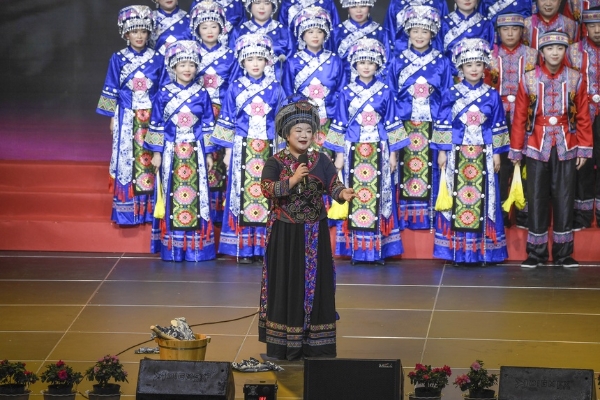 公共 | 湖南张家界千人合唱桑植民歌喜迎“三八”妇女节