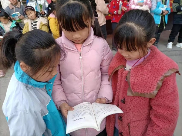 公共｜文化站开学给留守儿童送新书