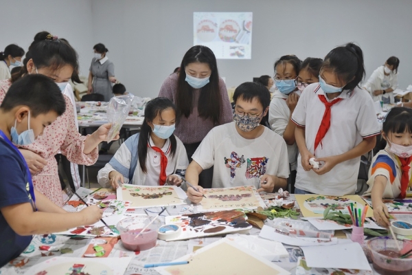 公共 | 苏州美术馆国庆主题秋叶漏印体验课获好评