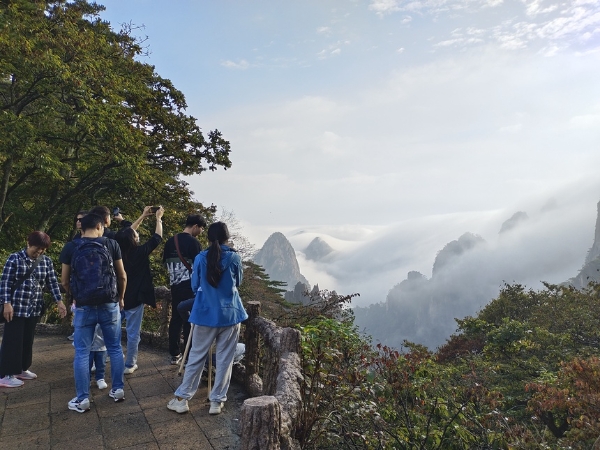 旅游 | 国庆假期第五天：黄山客流平稳回落，长途游客开始返程