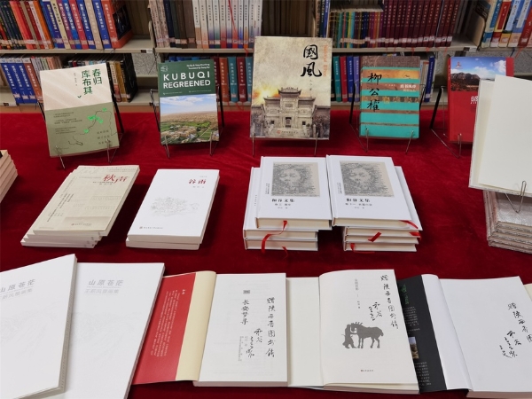 公共 | “柳青文学奖”获奖作家和谷向陕西省图书馆捐赠个人着作