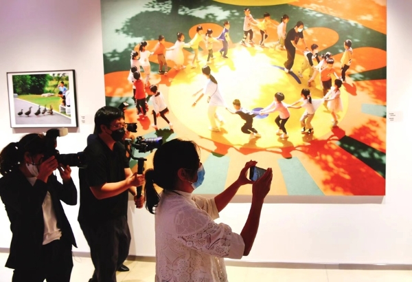 艺术 | “奋进我们的新时代”街拍（中国）东莞摄影作品展开幕