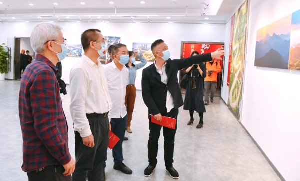 艺术 | “奋进我们的新时代”街拍（中国）东莞摄影作品展开幕