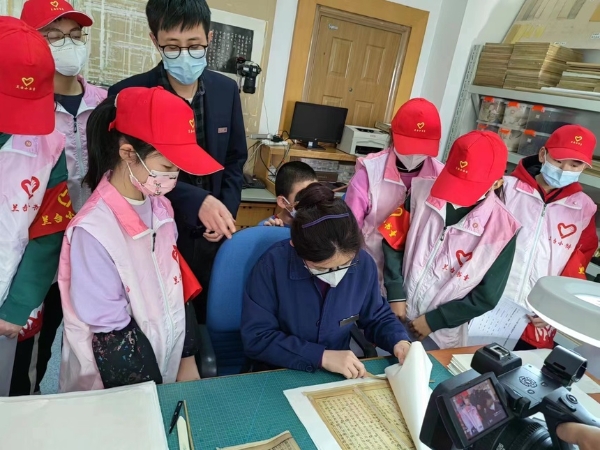 公共 | 小书童志愿者在陕西省图书馆当“图书修复师”