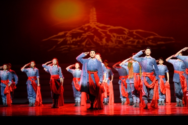 艺术 | 舞剧《歌唱祖国》全国巡演开启，以平凡生活折射时代发展历程