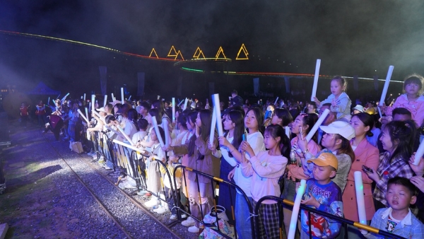旅游 | 麦咭亲子音乐节为湖南安化茶乡花海引客