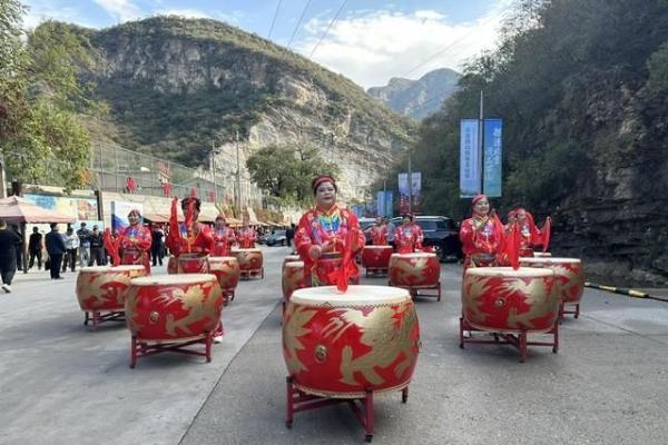 坡峰岭第十二届红叶节正式开幕