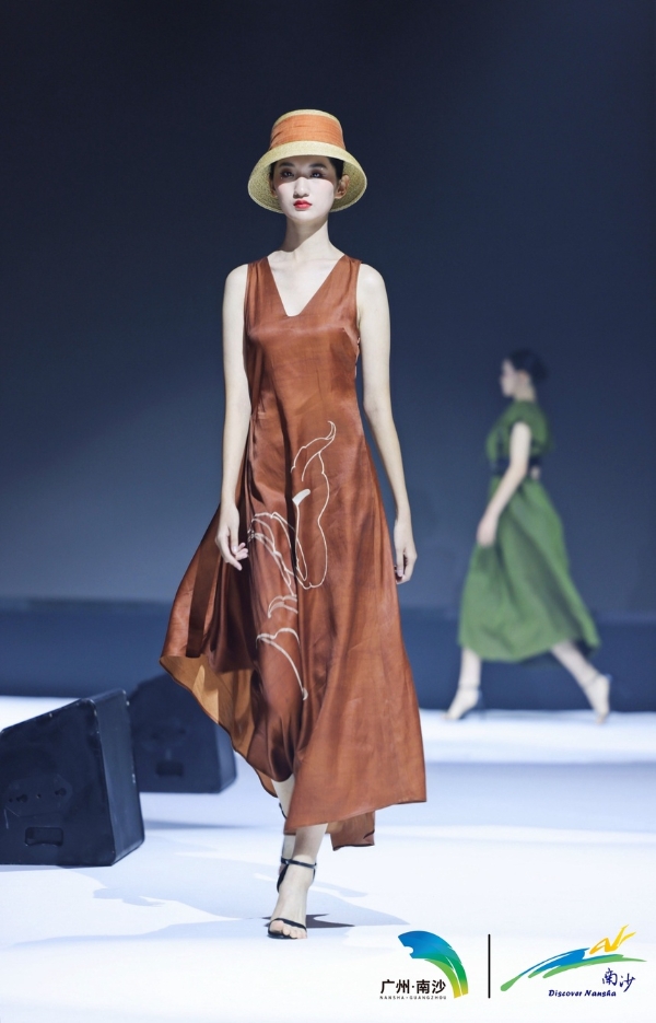 非遗 | 香云纱设计师时尚交流秀在广州南沙举行