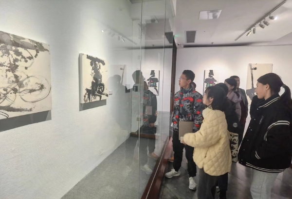 艺术 | 他同时举办16场展览！“不亦乐乎”周汉标艺术特展开幕