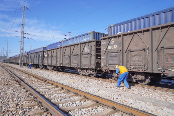 公共 | 丽香铁路运输货物突破8000吨 为沿线经济发展注入强动力