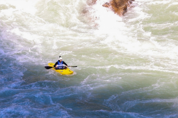 交流 | 世界顶级皮划艇选手激战怒江第一险滩