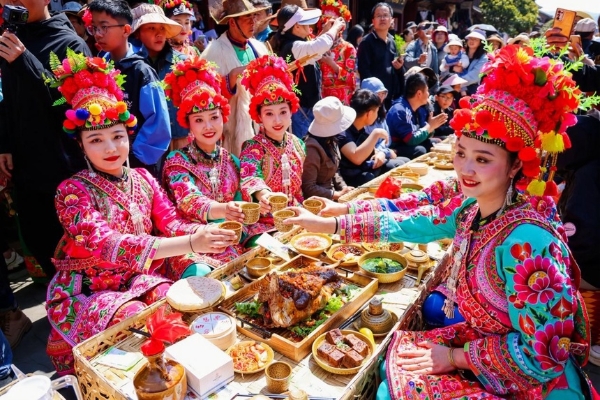 旅游 | 云南大理巍山小吃节开幕！ 千人共享长街盛宴