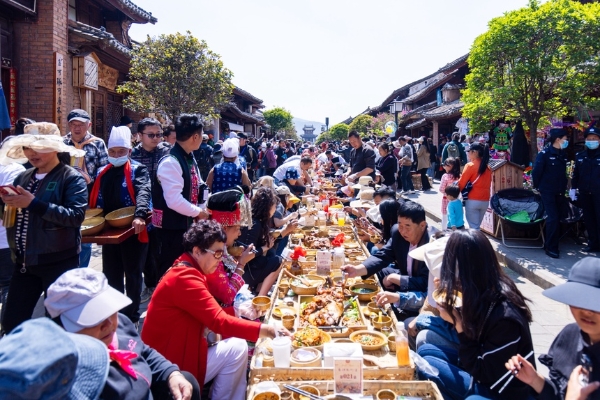旅游 | 云南大理巍山小吃节开幕！ 千人共享长街盛宴