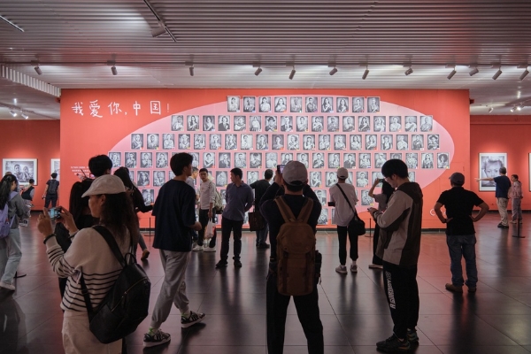 艺术 | 李自健美术馆展出200多幅胡延安摄影作品