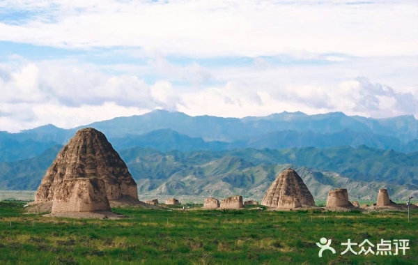 美团旅行00后“2025国庆新玩法”前瞻：打卡国境线、逛小城早市、荡高空秋千、乘矿车下井