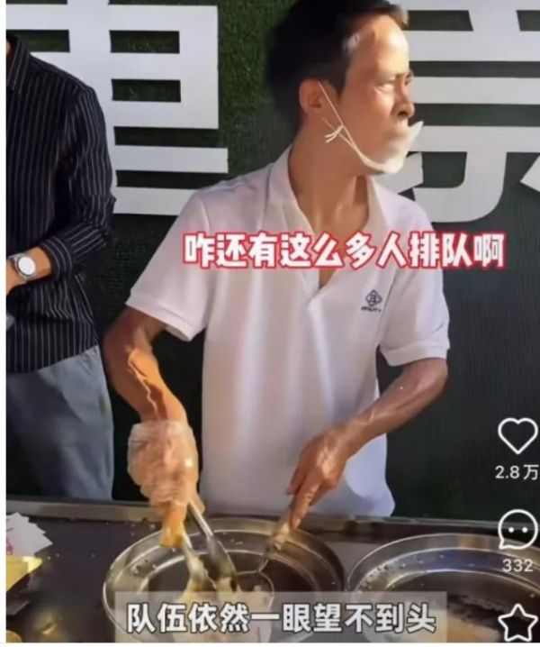 景德镇鸡排哥火遍全球：老外排队3小时，就为中国烟火气