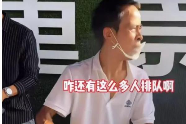 景德镇鸡排哥火遍全球：老外排队3小时，就为中国烟火气