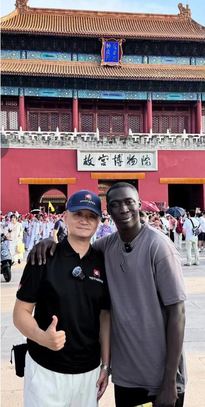不卷价格、不做流量,他要带世界重新读懂中国